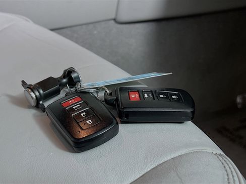 Used 2017 Toyota Camry XLE image 36