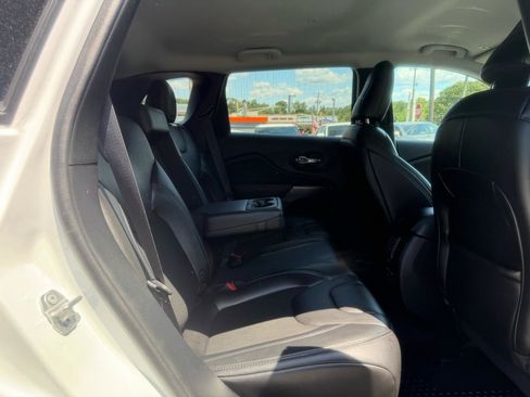 Used 2019 Jeep Cherokee Latitude Plus w/ Comfort/Convenience Group AWD/4WD image 24