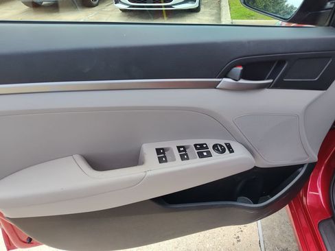Used 2018 Hyundai Elantra SE w/ SE Connectivity Package 04 FWD image 19