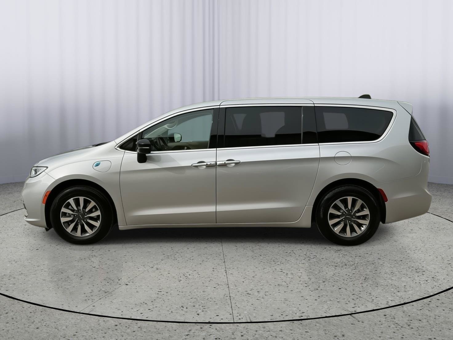 Used 2024 Chrysler Pacifica Limited FWD image 2