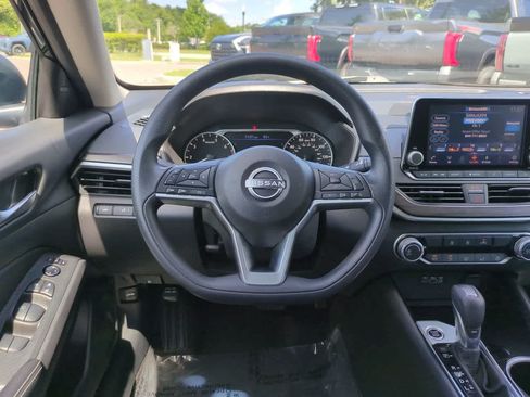 Used 2024 Nissan Altima 2.5 SV FWD image 15
