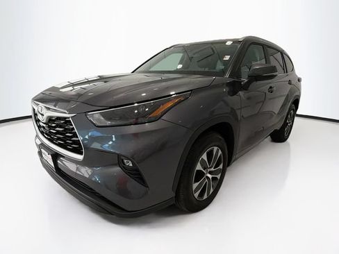 Certified 2025 Toyota Highlander XLE FWD image 3