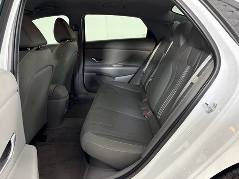 Certified 2025 Hyundai Elantra Hybrid FWD image 18