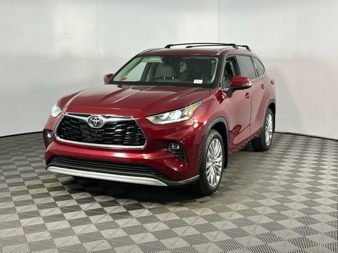 Used 2024 Toyota Highlander Platinum image 3