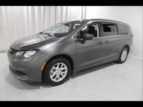 Used 2023 Chrysler Voyager LX FWD image 3