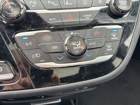 Used 2018 Chrysler Pacifica Limited image 19