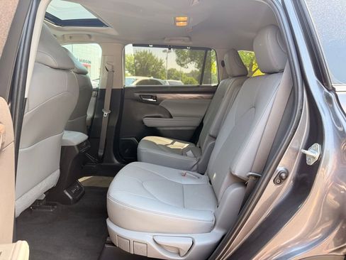 Used 2023 Toyota Highlander Limited FWD image 16
