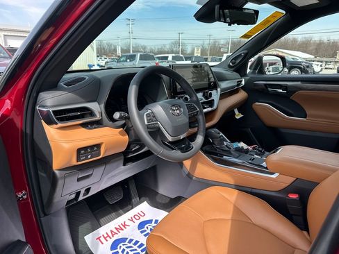 New 2026 Toyota Highlander Platinum image 9