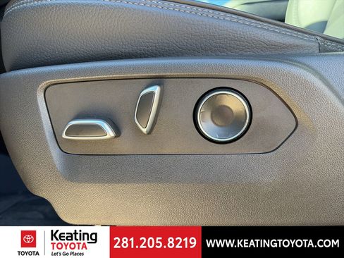 Used 2025 GMC Yukon Denali w/ Sun & Power Step Package image 16