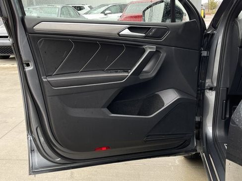 Used 2023 Volkswagen Tiguan SE R-Line image 9