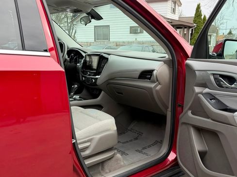 Used 2018 Chevrolet Traverse LT image 16