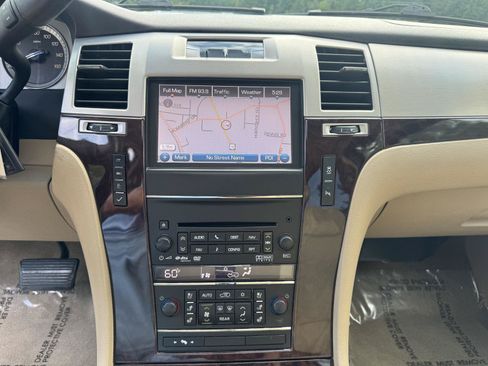 Used 2013 Cadillac Escalade Luxury RWD image 3