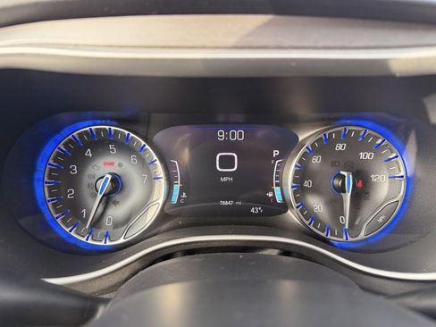 Used 2022 Chrysler Pacifica Touring-L image 10