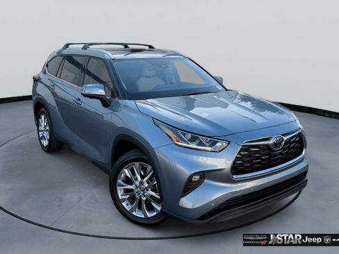 Used 2024 Toyota Highlander Limited FWD image 3