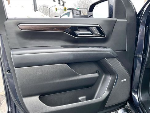 Used 2025 Chevrolet Suburban Z71 w/ Z71 Off-Road Package image 9