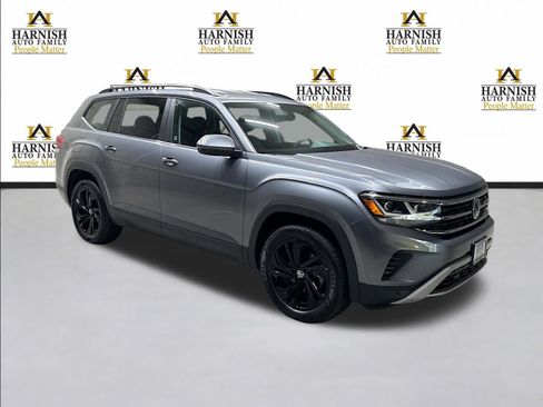 Used 2023 Volkswagen Atlas SE w/ Black Wheel Package AWD/4WD image 3