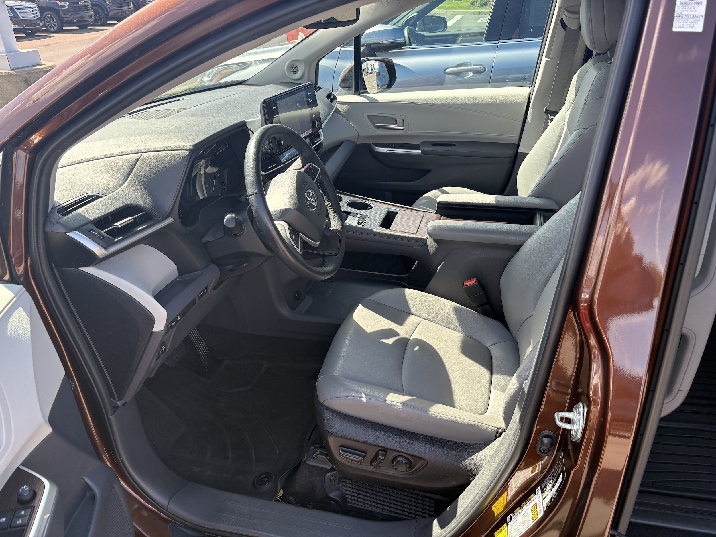 Used 2024 Toyota Sienna XLE w/ XLE Plus Package AWD/4WD image 3