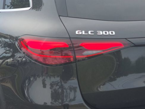 Used 2025 Mercedes-Benz GLC 300 4MATIC image 33