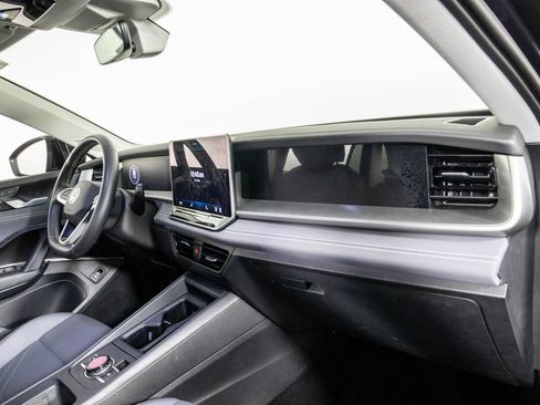 Used 2026 Volkswagen Tiguan SE FWD image 18