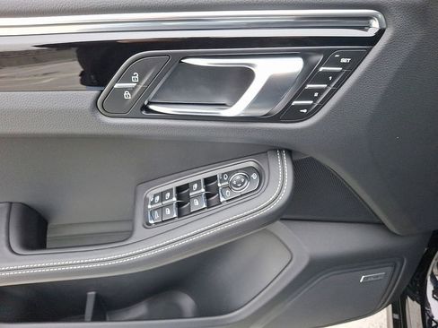 Used 2025 Porsche Macan image 14