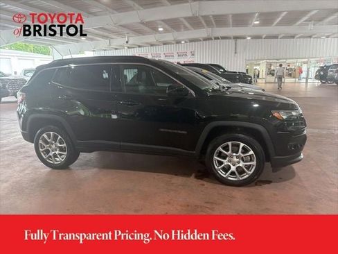 Used 2024 Jeep Compass Latitude w/ Sun and Sound Group AWD/4WD image 13