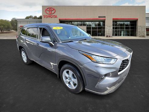 Used 2020 Toyota Highlander LE image 3