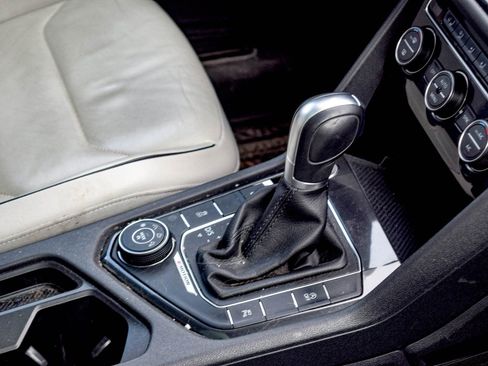 Used 2018 Volkswagen Tiguan SEL Premium image 19