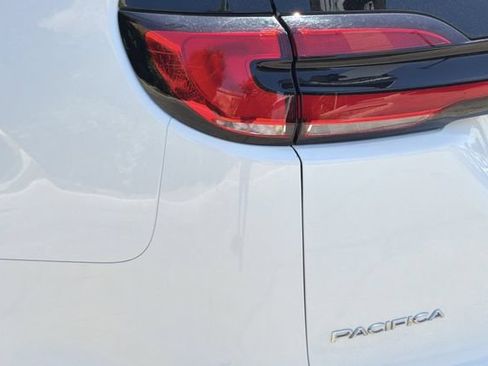 Used 2024 Chrysler Pacifica Touring-L FWD image 35