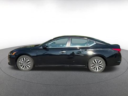Used 2025 Nissan Altima 2.5 SV FWD image 8
