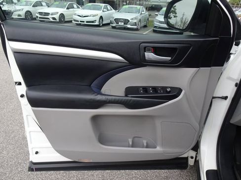 Used 2015 Toyota Highlander XLE image 12