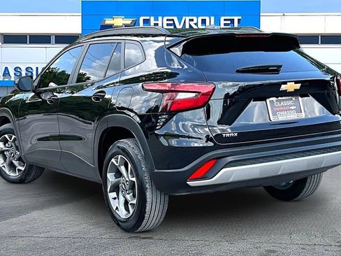 Used 2025 Chevrolet Trax LT w/ LT Convenience Package FWD image 3