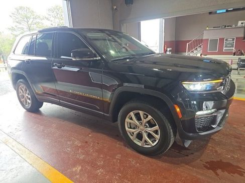 Used 2023 Jeep Grand Cherokee Limited image 3
