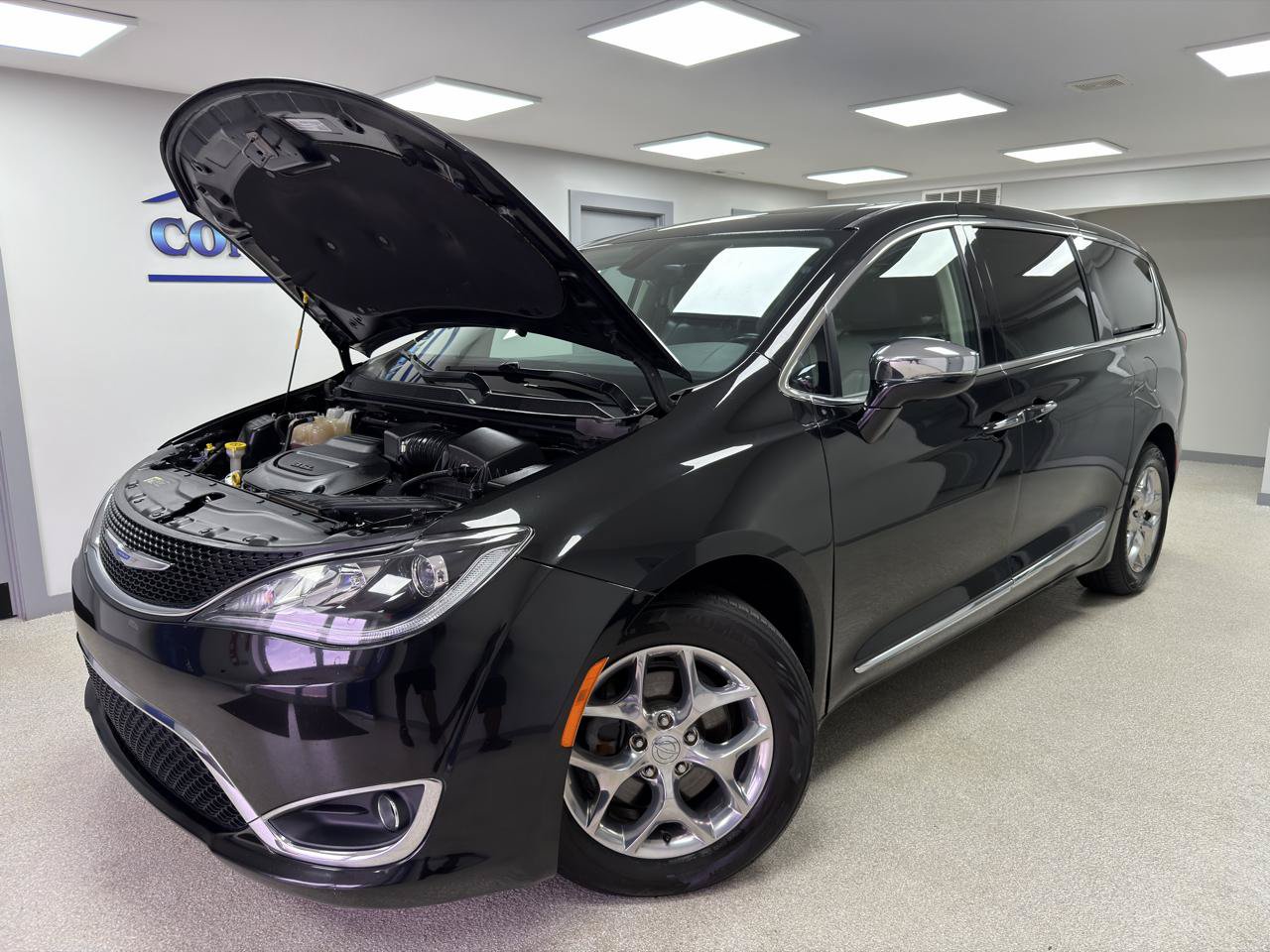Used 2019 Chrysler Pacifica Limited FWD image 34