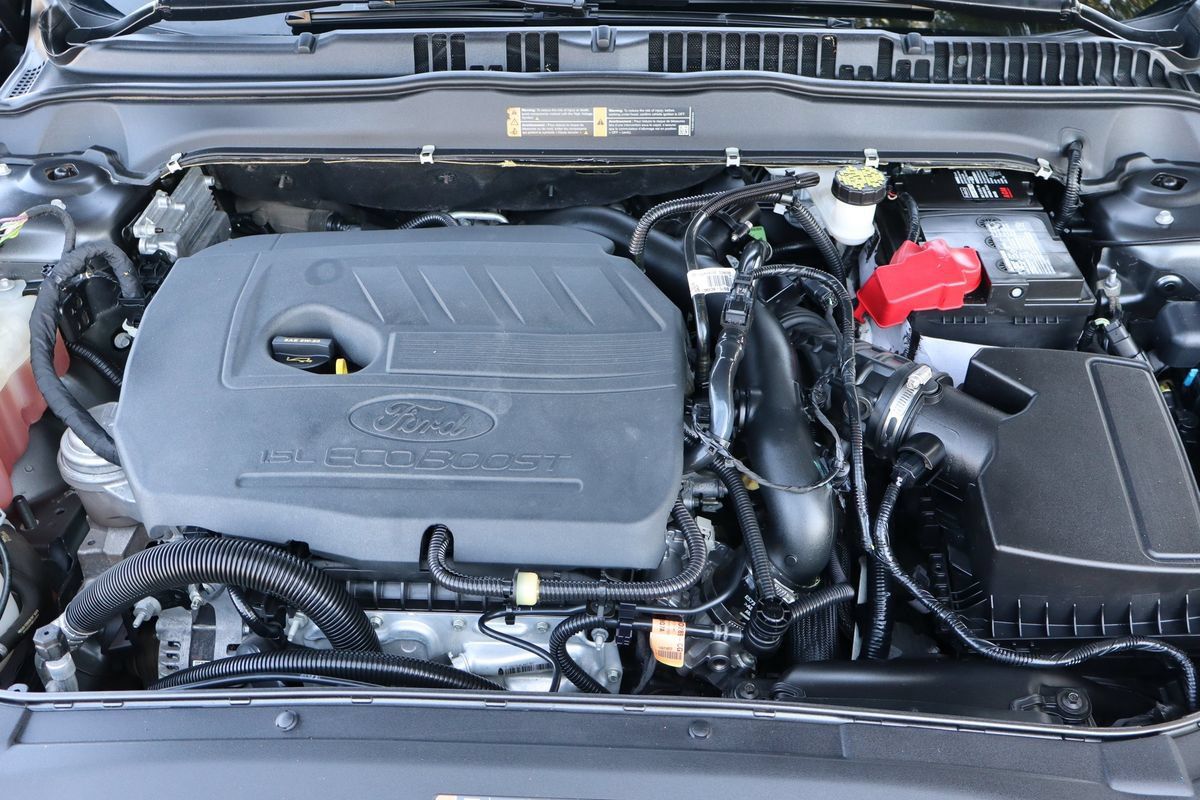 Used 2018 Ford Fusion SE w/ Equipment Group 201A FWD image 39