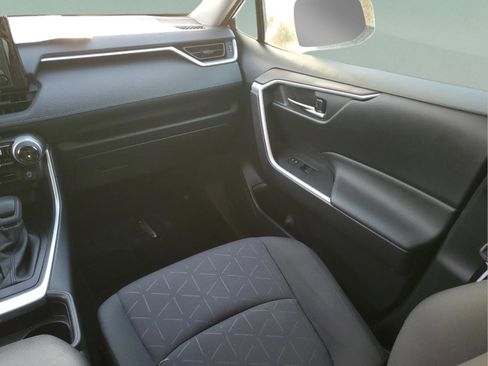 Used 2021 Toyota RAV4 XLE w/ Convenience Package image 12