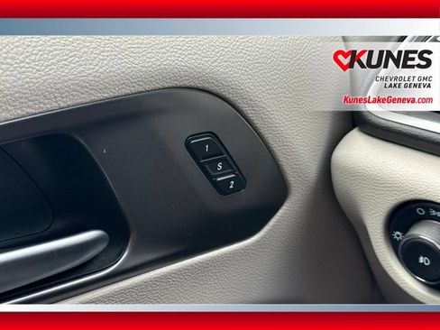 Used 2024 Chrysler Pacifica Touring-L FWD image 27