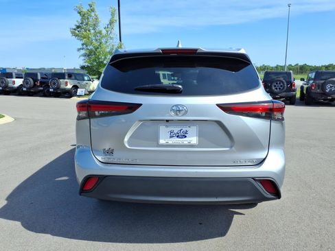 Used 2025 Toyota Highlander XLE AWD/4WD image 4