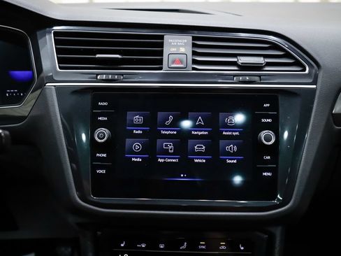 Used 2024 Volkswagen Tiguan SE w/ Panoramic Sunroof Package AWD/4WD image 22