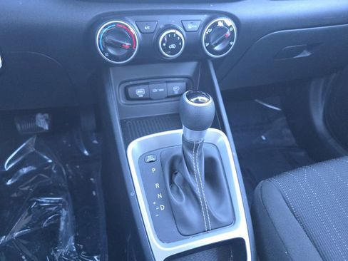 Used 2024 Hyundai Venue SE image 25