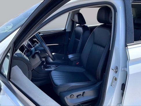 Used 2024 Volkswagen Tiguan SE FWD image 8