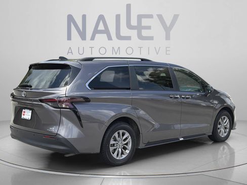 Certified 2024 Toyota Sienna XLE FWD image 5