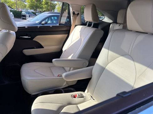 Used 2021 Toyota Highlander XLE FWD image 5