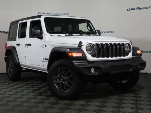 Used 2025 Jeep Wrangler Unlimited Sport AWD/4WD image 2