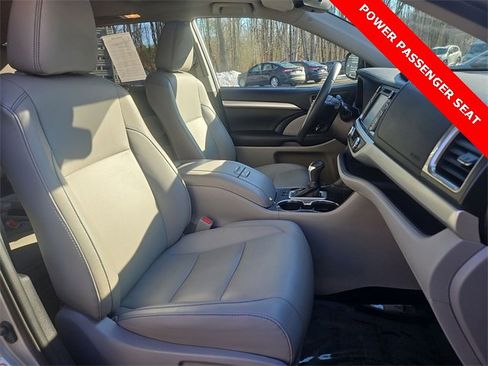 Used 2019 Toyota Highlander SE image 28