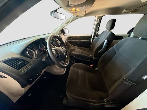 Used 2018 Dodge Grand Caravan SE w/ UConnect Hands-Free Group image 20