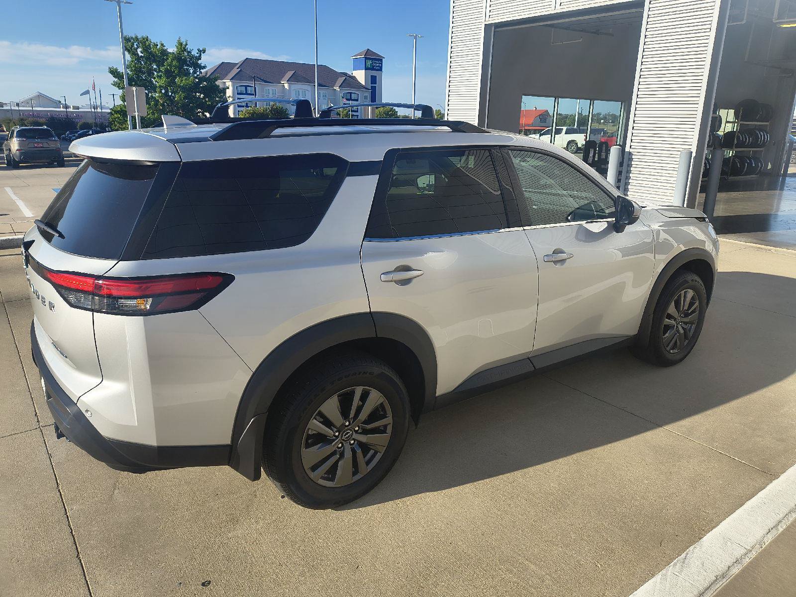 Used 2023 Nissan Pathfinder SV AWD/4WD image 8