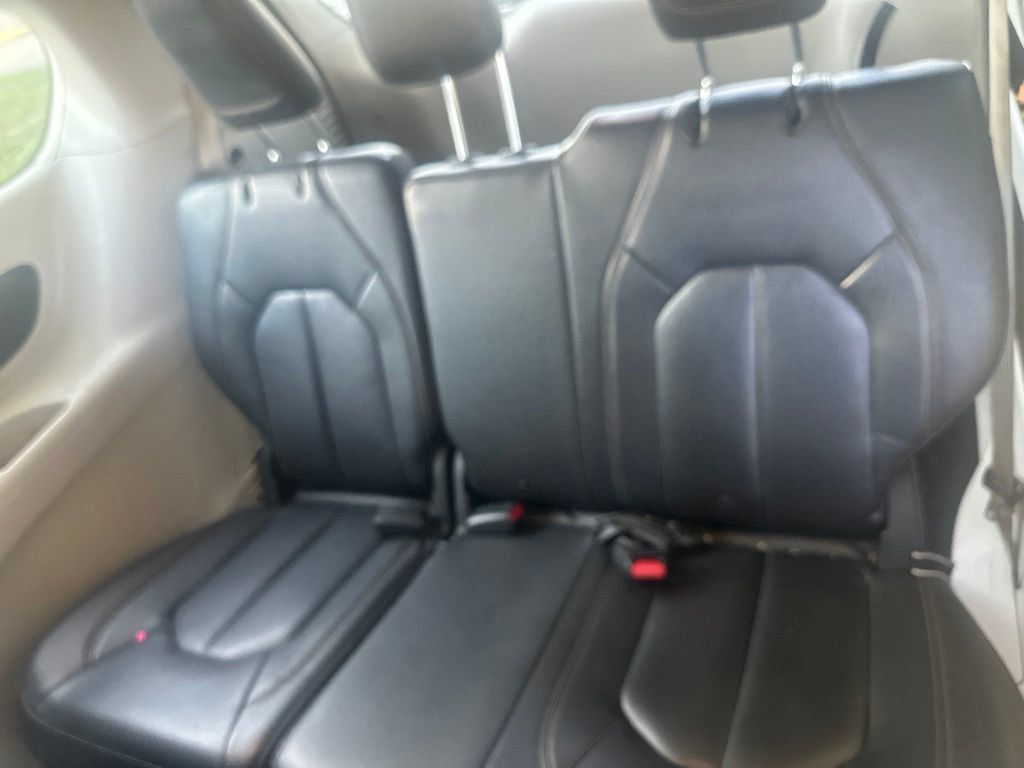 Used 2017 Chrysler Pacifica Touring-L FWD image 14