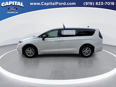 Used 2024 Chrysler Pacifica Touring-L FWD image 5