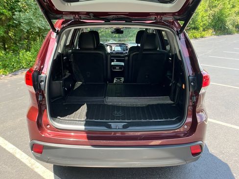 Used 2019 Toyota Highlander XLE AWD/4WD image 10