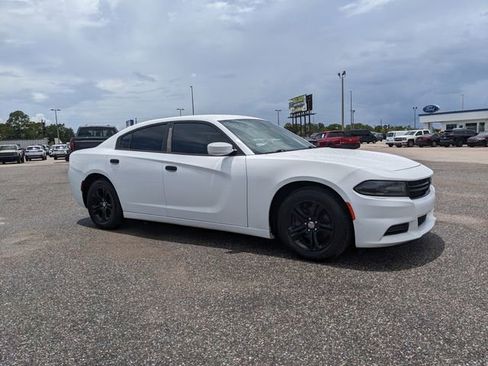 Used 2018 Dodge Charger SXT RWD image 2